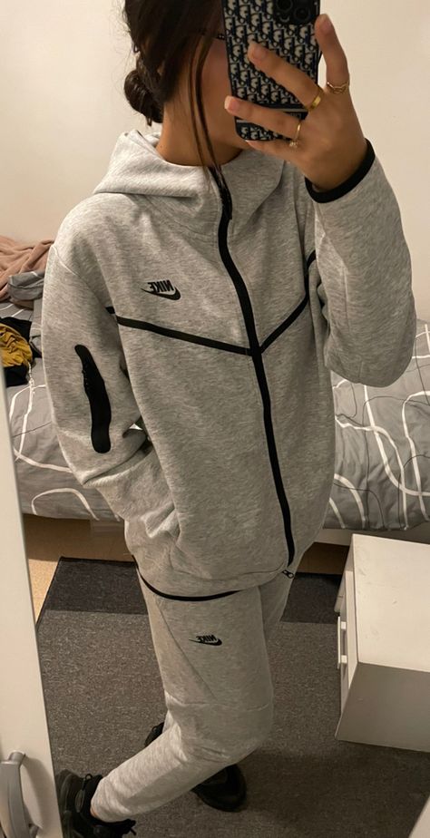 Outfit Jogging, Nike Tech Fleece Tracksuit, Rip To My Youth, Tech Outfit, Dancer Lifestyle, Tech Girl, Outfit Zara, Mode Zara, Nike Tracksuit