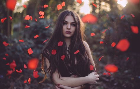 Flower power | par David Olkarny Photography Rose Petal Photoshoot, Beach Moodboard, Rose Photoshoot, Person Pose, Photoshoot Moodboard, Flower Portrait, Desktop Background Images, Flower Photoshoot, Wallpaper Flower