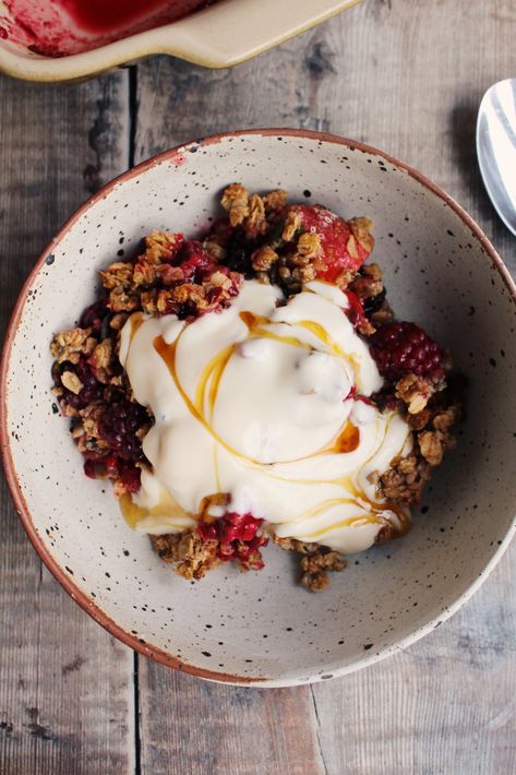 Berry Breakfast Crumble Breakfast Berry Crumble, Healthy Breakfast Crumble, Fruity Breakfast Ideas, Healthy Berry Crumble, Healthy Winter Breakfast, Healthy Berry Crisp, Breakfast Crumble, June Recipes, Apple And Berry Crumble