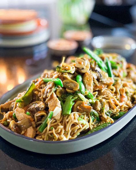 Wok med nudler, kylling og grønt i spicy sojasauce. Det er både nem og hurtig aftensmad med masser af grønt og dejlig smag. Thai Mad, Bon Appetit, Food Lover, Peanut Butter, Food And Drink, Cooking Recipes, Pasta