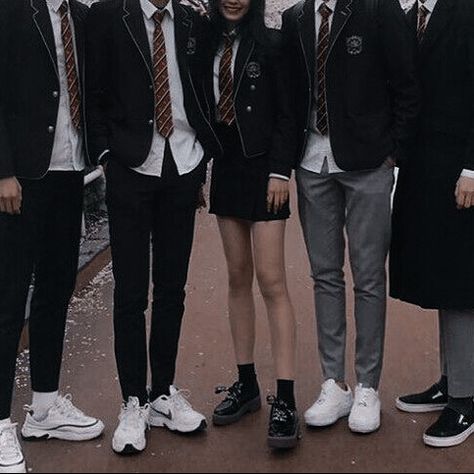 Private School Uniforms, Boarding School Aesthetic, School Uniform Outfits, Chloe Walsh, Hogwarts Aesthetic, Slytherin Aesthetic, Dark Academia Aesthetic, Trik Fotografi, Academia Aesthetic