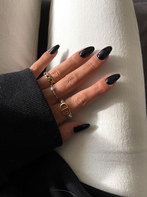 Nails And Rings, Black Almond Nails, Black Gel Nails, Maquillage On Fleek, Nagellack Trends, Milky Nails, Black Acrylic Nails, Almond Nails Designs, Black Nail