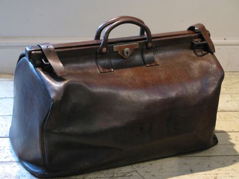 20th century luggage Gladstone Bag, Storage Accessories, Leather Weekender Bag, Leather Storage, Leather Weekender, Luggage Bags Travel, Vintage Luggage, Leather Travel Bag, Vintage Leather Bag