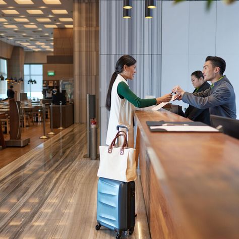 7 Perks You Probably Didn't Know Hotel Staff Can Give You — HuffPost Hotel Check In, Hotel Content, Reception Hotel, Hotel Front Desk, Hotel Lifestyle, Nantucket Hotels, Hotel Worker, Hotel Ads, Hotel Owner