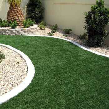 Using artificial turf for curved yards or yard areas keep your lawn looking toned year-round! Backyard Grass Alternative, Artificial Grass Backyard, Grass Alternative, No Grass Backyard, Artificial Lawn, Grasses Landscaping, Raised Garden Beds Diy, Artificial Turf, Garden Edging