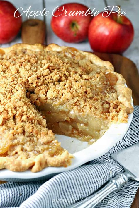 Apple Crumble Pie Recipe -- Traditional apple pie filling topped off with a pecan and brown sugar streusel. #pies #desserts #apples #recipes Walnut Crumble Topping, Maple Apple Pie, Apple Crumble Pie Recipe, Apple Custard Pie, Apple Crumb Pie, Apple Custard, Apple Pie Recipe Easy, Maple Recipes, Apple Crumble Pie