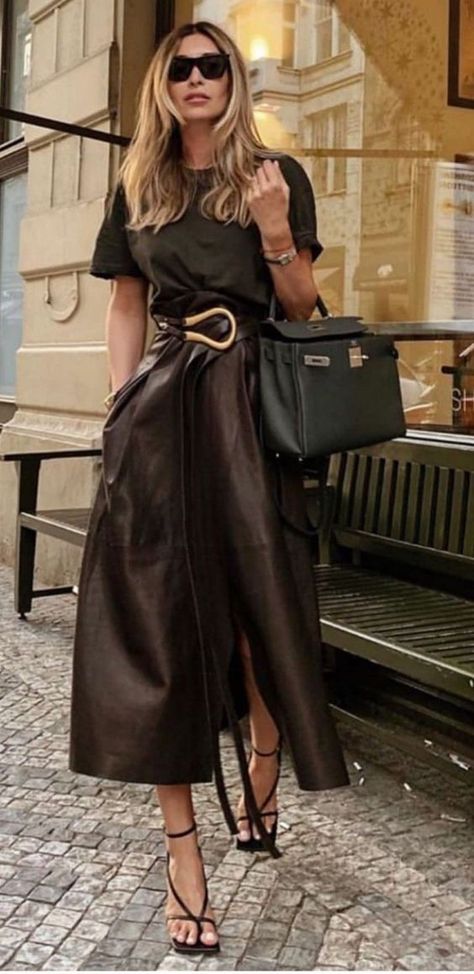 Brown Skirt Outfit, Rok Outfit, Brown Leather Skirt, Casual Chic Outfits, Leather Skirt Outfit, Easy Street, Casual Chic Outfit, Work Outfits Women, Fall Fashion Outfits