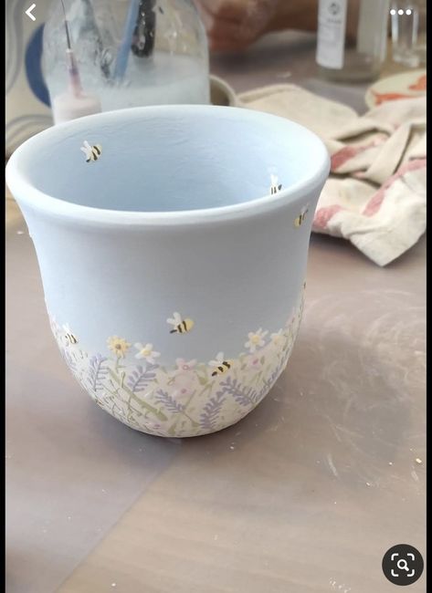 Painted Pottery Cup Ideas, Coffee Mug Painting Ideas Easy, Bee Mug Painting, Hand Painted Cups Ideas, Bee Pottery Ideas, Pottery Designs Painted Simple, Ceramic Pottery Painting Ideas Easy, Poetry Painting Ideas Mug, Color Me Mine Painting Ideas