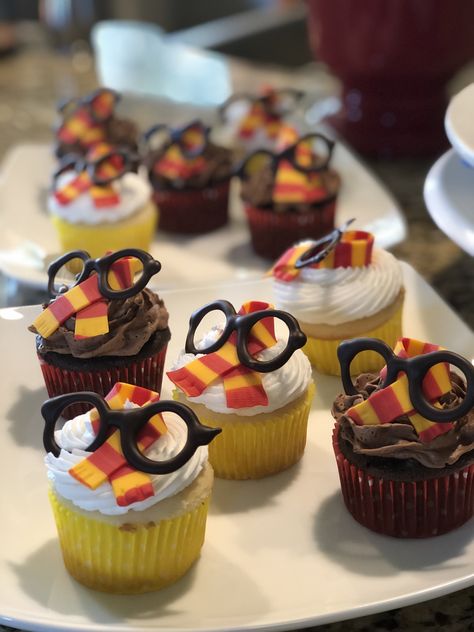 Harry Potter Baby Shower Ideas, Baby Shower Ideas Decorations, Harry Potter Treats, Harry Potter Desserts, Gateau Harry Potter, Harry Potter Snacks, Harry Potter Onesie, Harry Potter Cupcakes, Harry Potter Theme Birthday