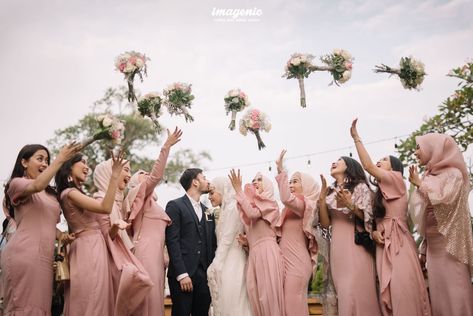 Wedding Sunda, Pager Ayu, Pose Pengantin, Pose Wedding, Ootd Idea, Bridesmaid Poses, Wedding Indoor, Muslimah Wedding, Korean Wedding Photography