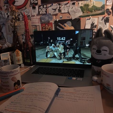 aesthetic studying with stray kids Skz Study Motivation, Skz Stay Aesthetic, Skz Core Aesthetic, Stay Aesthetic Skz, Stay Aesthetic, Stay Core, Kid Core Aesthetic, Stray Kids Aesthetic, Laptop Decoration