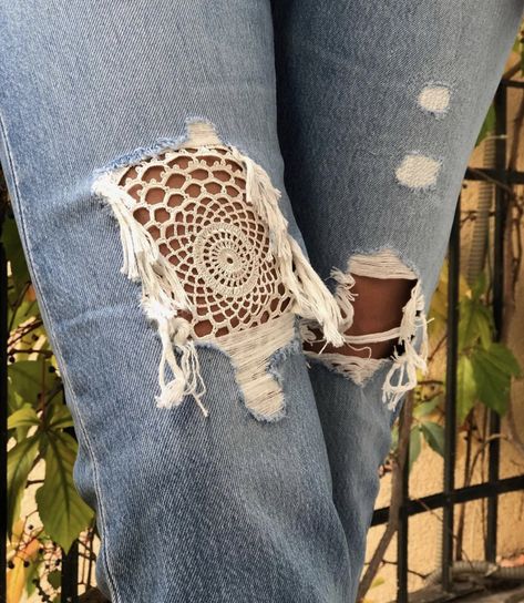 Doileys Repurposed Clothing, Jean Knee Patch Ideas, Jeans With Crochet, Crochet On Jeans, Crochet Jeans, Diy Lace Jeans, Lace Jeans, Denim Crafts Diy, شال كروشيه