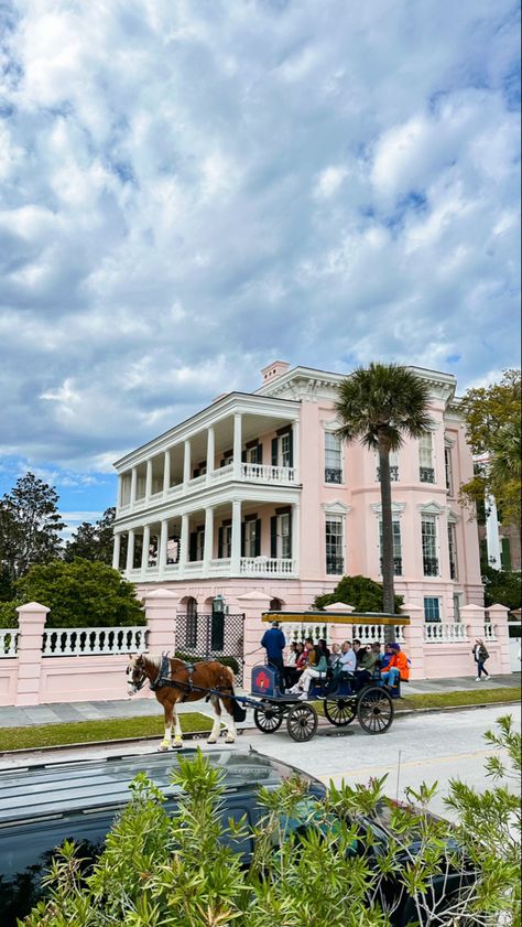 Charleston Sc Mansions, Love Shack Fancy Charleston, Charleston Room Aesthetic, Charleston Sc Wallpaper, Charleston Sc Houses, Charleston Sc Asthetic, Downtown Charleston Sc Aesthetic, Charleston Sc Beach, King Street Charleston Sc