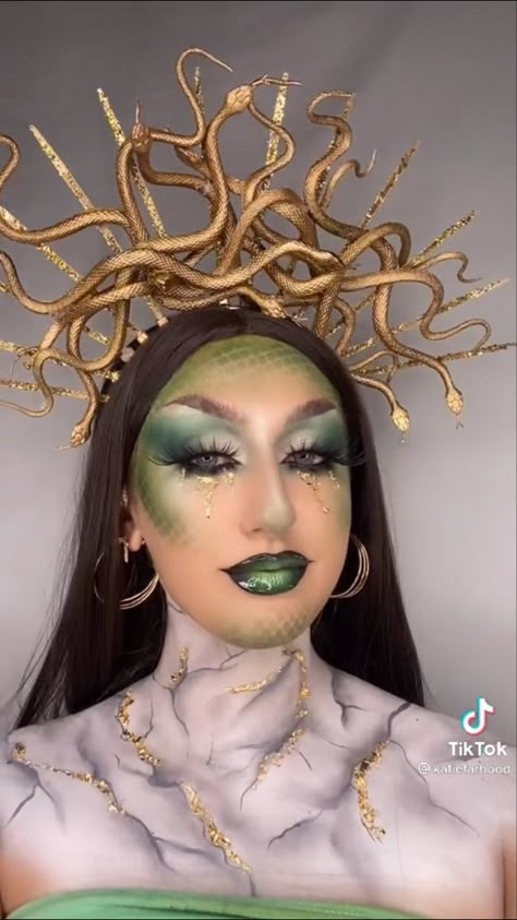 Medusa Costume Makeup, Medusa Cosplay, Edc Makeup, Medusa Halloween Costume, Medusa Makeup, Karneval Diy, Diy Group Halloween Costumes, Nyc Makeup, Medusa Costume