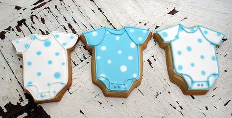 Baby onesie cookies by Icing Bliss, via Flickr Baby Boy Cookies, Onesie Cookies, Macaroon Cookies, Baby Shower Treats, Cookie Bouquet, Summer Cookies, Pretty Cookies, Baby Cookies, Flower Cookies