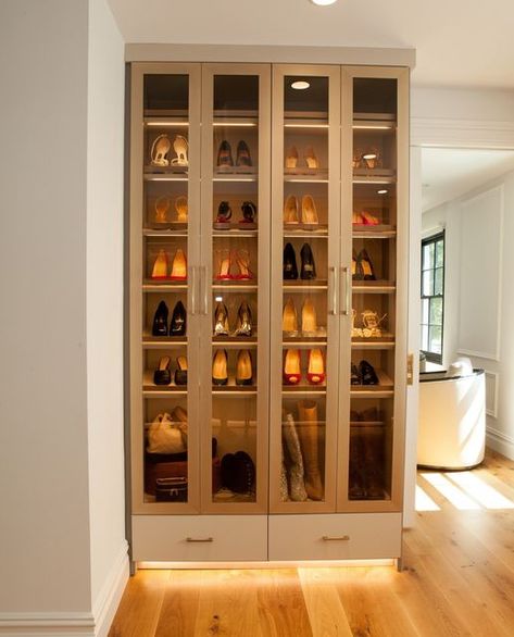 Built In Shoe Cabinet, Luxury Shoe Closet, Custom Shoe Storage, Smart Shoe Storage, Wardrobes Designs, Fancy Closet, Closets Ideas, Purse Display, Closet Solutions