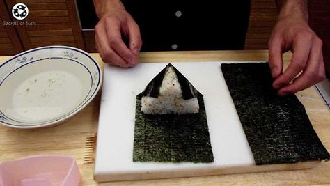 Onigiri - Secrets of Sushi and how to hand roll it! Type Of Sushi, Bento Sushi, Types Of Sushi, Sashimi Sushi, Grain Recipes, Food Japanese, Rice Ball, Japanese Bento, Hawaiian Food