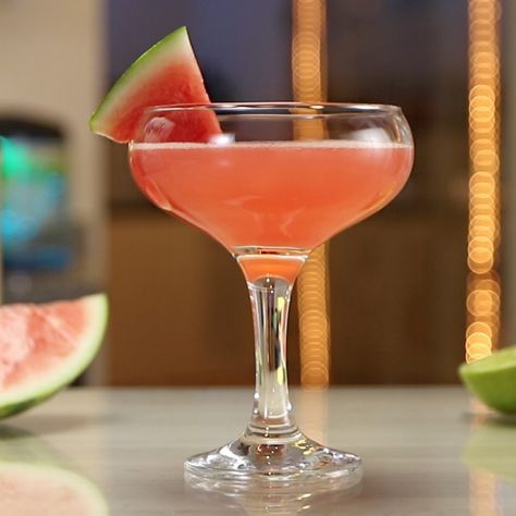 All you folks looking for a delicious fruity variation on the classic cosmo recipe need to check out this Watermelon Cosmo. This delicious watermelon vodka cocktail recipe mixes up Triple Sec, lime juice, and watermelon chunks, and is perfect as an outdoor wedding mixed drink. Watermelon Cosmo, Vodka Martini Recipe, Smirnoff Watermelon, Wedding Cocktails Recipes, Watermelon Cocktail Recipes, Watermelon Martini, Cosmo Recipe, Martini Recipes Vodka, Cosmo Cocktail