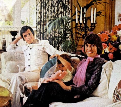 Helen Reddy's house: Look inside her beautiful California home back in the '70s Helen Reddy, Teddy Photos, Linda Evans, Home Music Rooms, Smokey Robinson, Flower Bedroom, Beverly Hills Houses, Bright Living Room, She Movie