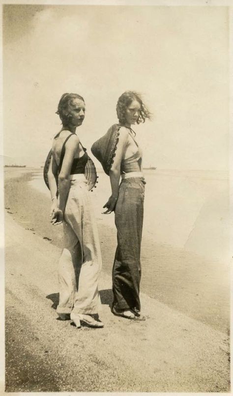 The Interwar Gender-Bending Glamour of the Beach Pyjama Fotografi Vintage, Look Retro, Photo Vintage, Vintage Life, Vintage Beach, Look Vintage, Vintage Pictures, Belle Epoque, Mode Vintage