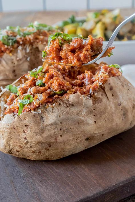 An Italian spin on an American classic. Italian Sausage Microwave Baked Potatoes have all the Italian flavors of a delicious meat sauce. Served in baked potatoes made in minutes in the microwave. #microwavebakedpotato #italiansausage #loadedbakedpotato #jacketpotato Healthy Microwave Recipes, Microwave Baked Potatoes, Greek Skillet, Italian Pancakes, Hotel Kitchenette, Side Soup, Breakfast Baked Potatoes, Healthy Microwave Meals, Baked Potato Microwave