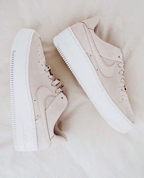 Platform Nike Sneaks #sneakers #nike #shoes Nike Platform Sneakers, Nike Platform, Sepatu Platform, Sneaker Nike, Beige Sneakers, Sneakers Vans, Aesthetic Shoes, Swag Shoes, Vans Sneakers