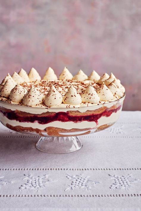 Mary Berry Tiramisu Red Fruit Trifle - Mary Berry Recipes Alternative Christmas Pudding, Mary Berry Recipes, Berry Tiramisu, Meringue Roulade, Fruit Trifle, Nadiya Hussain, Almond Pastry, Mary Berry Recipe, Best Christmas Desserts