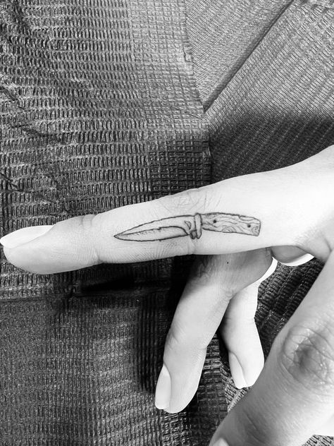 Pocket Knife Tattoo Ideas, Knife Finger Tattoo, Pocket Knife Tattoo, Tattoo Single Needle, Needle Tattoo, Tattoo Finger, Small Finger Tattoos, Knife Tattoo, Single Needle Tattoo