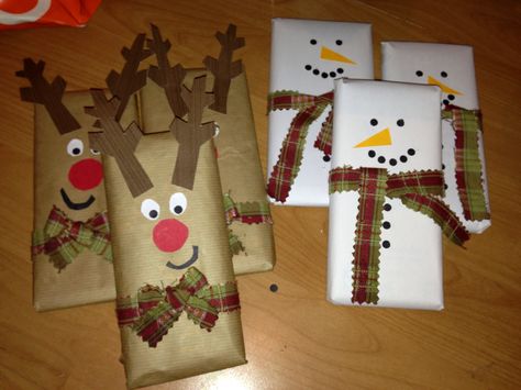 Christmas chocolate bar wrapping Snowman and Reindeer!! ⛄️ Christmas Wrapping Ideas For Kids, Gift Wrapping Ideas For Kids, Wrapping Ideas For Kids, Christmas Chocolate Bar Wrappers, Unique Gift Wrapping Christmas, Christmas Wrapper, Christmas Wrapping Ideas, Christmas Candy Bar, Christmas Gift Wrapping Ideas