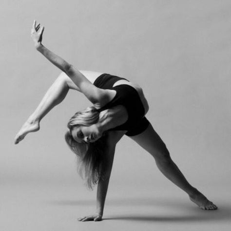 #yoga #dance Yoga Kunst, Modern Dans, Dancing Poses, Dance Picture Poses, Dance Photo Shoot, Dancer Photography, Dance Photography Poses, Ballet Poses, Swing Dancing