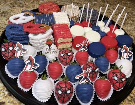 Spiderman Party Treats Ideas, Spider Man Birthday Desserts, Spiderman Candy Apples, Spider Man Dessert Ideas, Spiderman Snack Ideas, Spider Man Party Treats, Spider Man Treat Table, Spider Man Snacks Parties Food, Spiderman Birthday Party Food Snacks