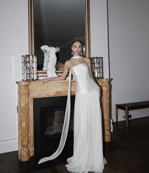 Chic Timeless Wedding, Tulle Scarf, White Strapless Wedding Dress, Prea James, Sleek Wedding Dress, Iconic Wedding Dresses, Princess Bridal, Beach Wedding Dresses, Prom Ball Gown