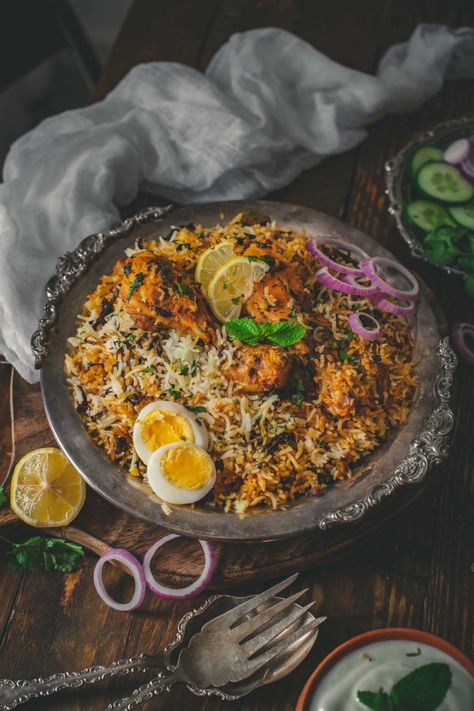 Hyderabadi Chicken, Chicken Biryani Recipe, Dum Biryani, Pulao Recipe, Desi Food, India Food, Biryani Recipe, Indian Street Food, Onion Recipes