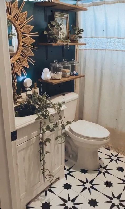 Eclectic Tiny Bathroom, Small Bath Makeover, Small Witchy Bathroom, Cozy Toilet Ideas, Bathroom Bohemian Style, Dark Green And Wood Bathroom, Diy Boho Bathroom Ideas, Moody Eclectic Bathroom, Dark Boho Bathroom Ideas