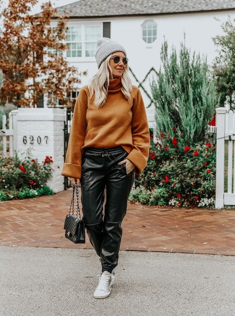 How To Style Leather Joggers - Somewhere, Lately Joggers Outfit Fall, Jogger Outfit Casual, Jogger Outfits, Lederhosen Outfit, Faux Leather Joggers, Jogger Outfit, Leather Jogger Pants, Jogging Outfit, Leather Pants Outfit