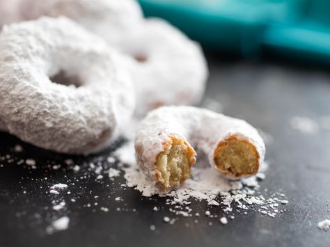 Like the ones made by Hostess, my Donettes are fluffy bites of yellow cake swaddled in a messy coat of powdered sugar. Hostess Donettes, Klondike Bar, Nice Recipes, Refined Coconut Oil, Doughnut Cake, Doughnut Recipe, Pastry Brushes, Serious Eats, Yellow Cake