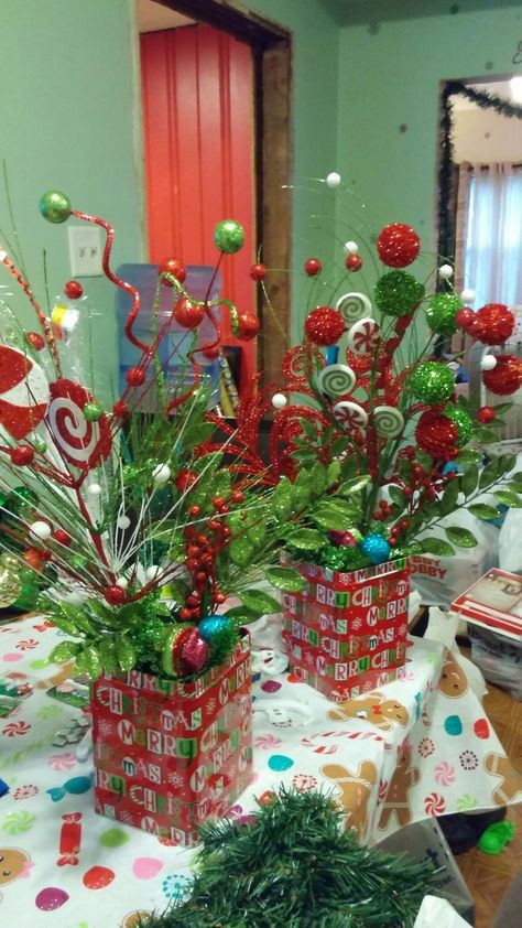 Grinch Christmas Tables, Grinch Themed Table Decorations, Grinch Table Decorations Christmas Centerpieces, Grinch Christmas Table Centerpieces, Elf Table Centerpiece, Whoville Table Centerpieces, Whoville Centerpiece Ideas, Diy Christmas Party Table Centerpieces, Grinch Table Centerpiece Ideas