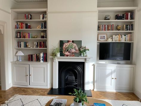 Built In Cupboards Living Room, Alcove Storage Living Room, Bedroom Cupboard Ideas, Salons Cottage, Cupboard Living Room, Alcove Ideas Living Room, Alcove Units, Living Room Cupboards, Alcove Storage