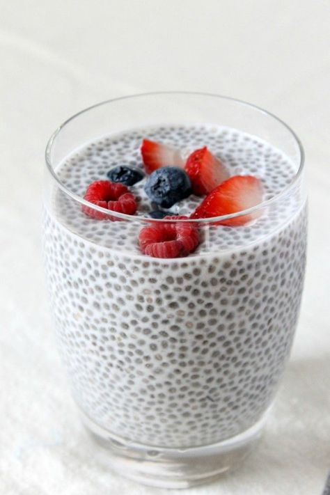 Vegan Triple Berry Chia Seed Pudding | Natural Chow | http://naturalchow.com 300 Calorie Breakfast, Pudding Recept, Chia Seed Recipes Pudding, Chia Recipe, Low Calorie Breakfast, Under 300 Calories, Chia Seed Recipes, 300 Calories, Chia Seed Pudding