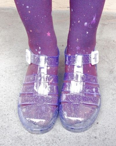 Jelly Sandals Aesthetic, Jelly Clothes, Weetzie Bat, Purple Board, 2014 Tumblr, Pastel Grunge, Latest Shoe Trends, Jelly Shoes, Jelly Sandals