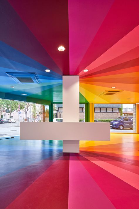 studio animal completes rainbow-hued 'spectrum' store in barcelona Rainbow Interior Design, Rainbow Interior, Retail Space Design, Unique Furniture Design, Color Explosion, Carlo Scarpa, Store Interior, Club Design, Retail Space