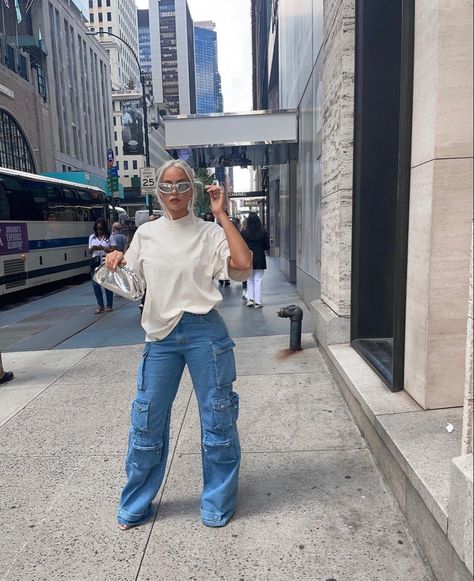 Olivia is wearing big baggy jeans, a big t-shirt, and balenciaga sunglasses and purses Big Baggy Jeans, Photogenic Aesthetic, Olivia Pierson, Big T Shirt, Baggy Jeans Outfit, Baggy Shirt, Balenciaga Sunglasses, Outfits Baggy, Ny City