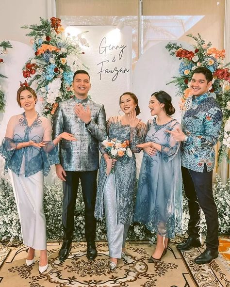 Kebaya Engagement Hijab, Foto Engagement, Engagement Concept, Mix And Match Outfits Hijab, Kebaya Lamaran, Model Dress Kebaya, Kebaya Wedding, Dress Kebaya, Modern Kebaya