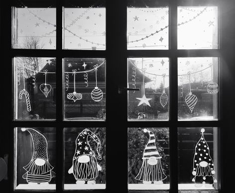 Chalk Pens Christmas Window, Xmas Window Drawing Ideas, Window Marker Christmas, Chalkpen Christmas Window, Christmas Window Pen Ideas, Chalk Marker Christmas Mirror, Christmas Window Display Chalk Pen, White Chalk Christmas Window, Chalk Marker Winter Window