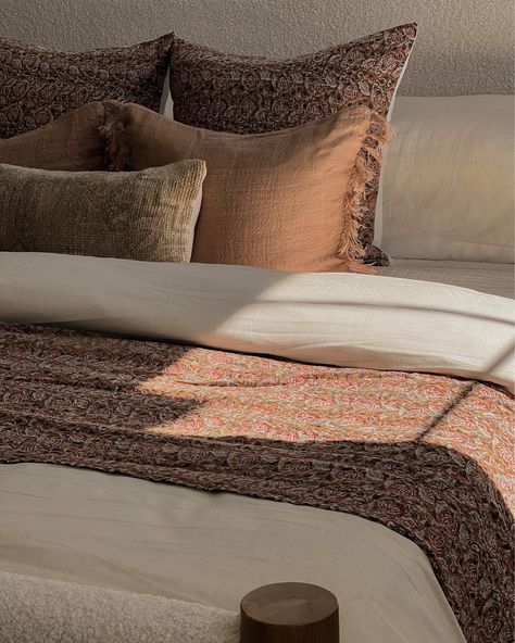 Rust Bedding Decor, Antique Bedroom Ideas Vintage, Turkish Bedroom, Quilt Pillows, Inspirational Homes, Couch Styling, Linen Duvet Cover, Linen Bedroom, Bathroom Design Luxury