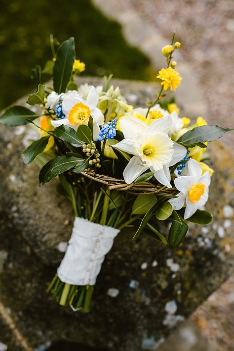 Daffodil Bouquet Wedding, Countryside Wedding Ideas, Daffodil Wedding, Daffodil Bouquet, Wildflower Wedding Bouquet, Beautiful Countryside, Daisy Wedding, Bridal Bouquet Flowers, Spring Wedding Flowers