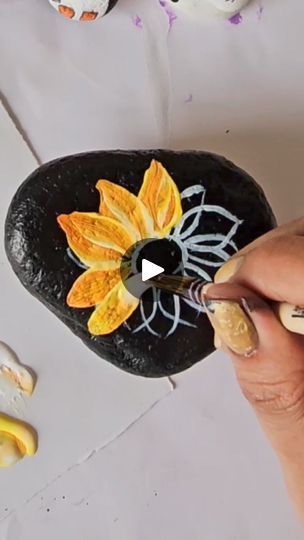 Painting Flowers On Rocks, Sunflower Rock Painting, Paint Rock, Sunflower Painting, Rock Painting, Rock Art, Painted Rocks, Flower Painting, Sunflower