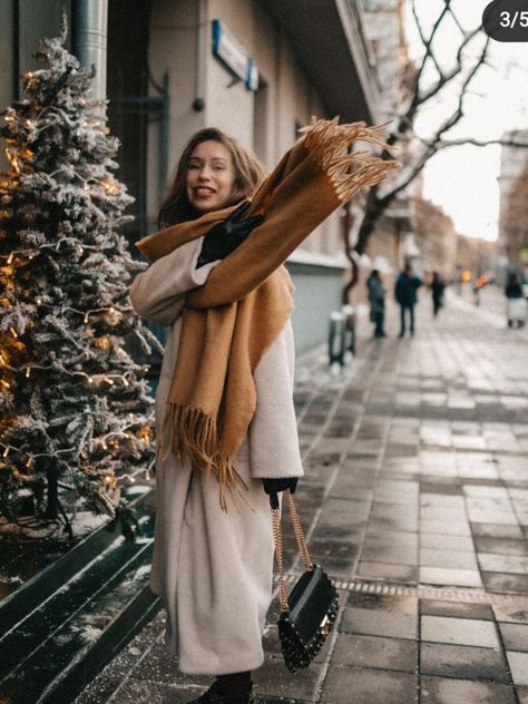 Christmas Street Photography, Winter City Photoshoot, Aesthetic Self Portrait, Photoshoot City, City Fashion Photography, New Year Photoshoot, Winter Portraits, Holiday Photoshoot, Winter City