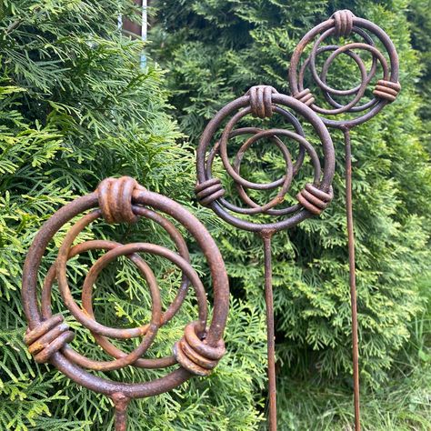 Welding Shop, Diy Garden Fountains, Rust Patina, Garden Whimsy, Garden Help, Metal Yard Art, Metal Garden Art, Focal Points, Garden Accents