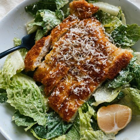 Crispy Chicken Caesar Salad - Brocc Your Body Carissa Stanton, Brocc Your Body, Crispy Chicken Cutlets, Crispy Chicken Salads, Chicken Couscous, Caesar Chicken, Caesar Salad Dressing, Chicken Caesar, Chicken Caesar Salad